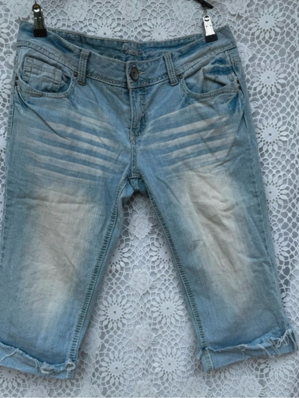 A Amethyst Capri Jeans size 11 women junior Distressed